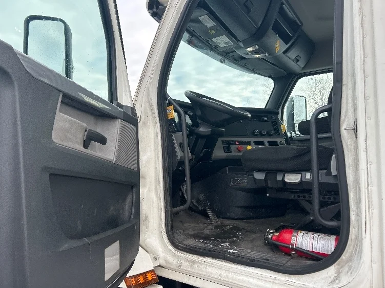 2020 Freightliner Cascadia in Obetz, OH — photo 9