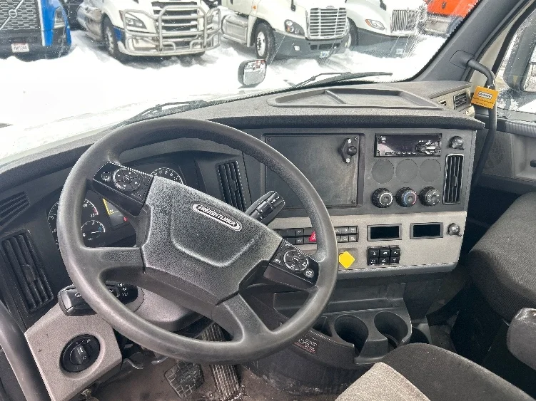 2020 Freightliner Cascadia in Obetz, OH — photo 10