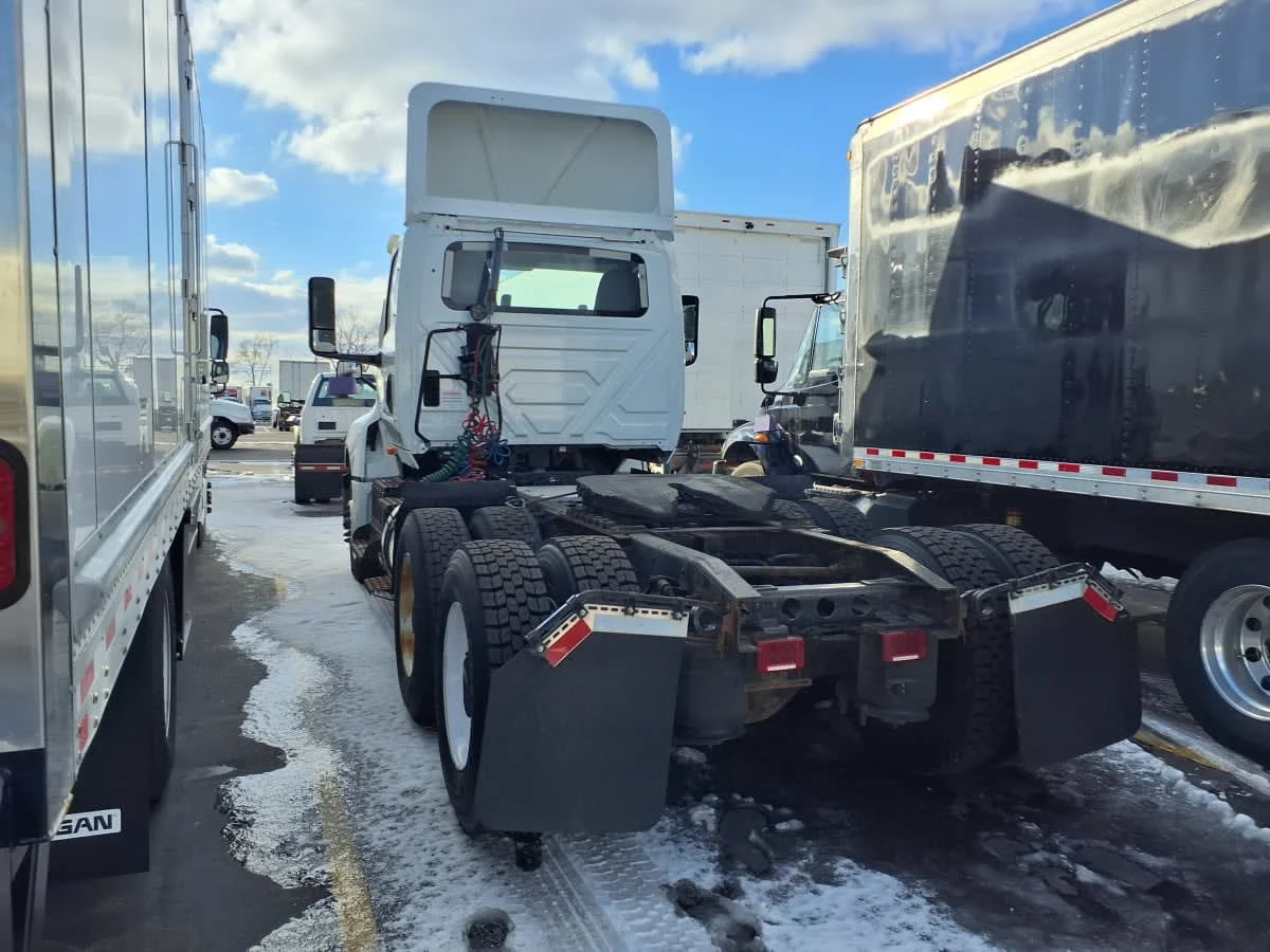 2019 International LT - image 6