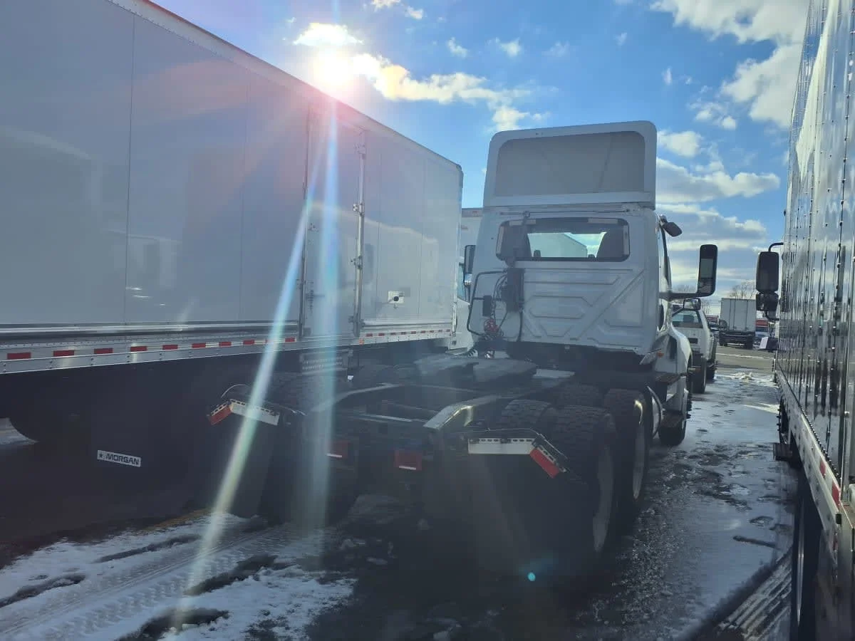 2019 International LT - image 4