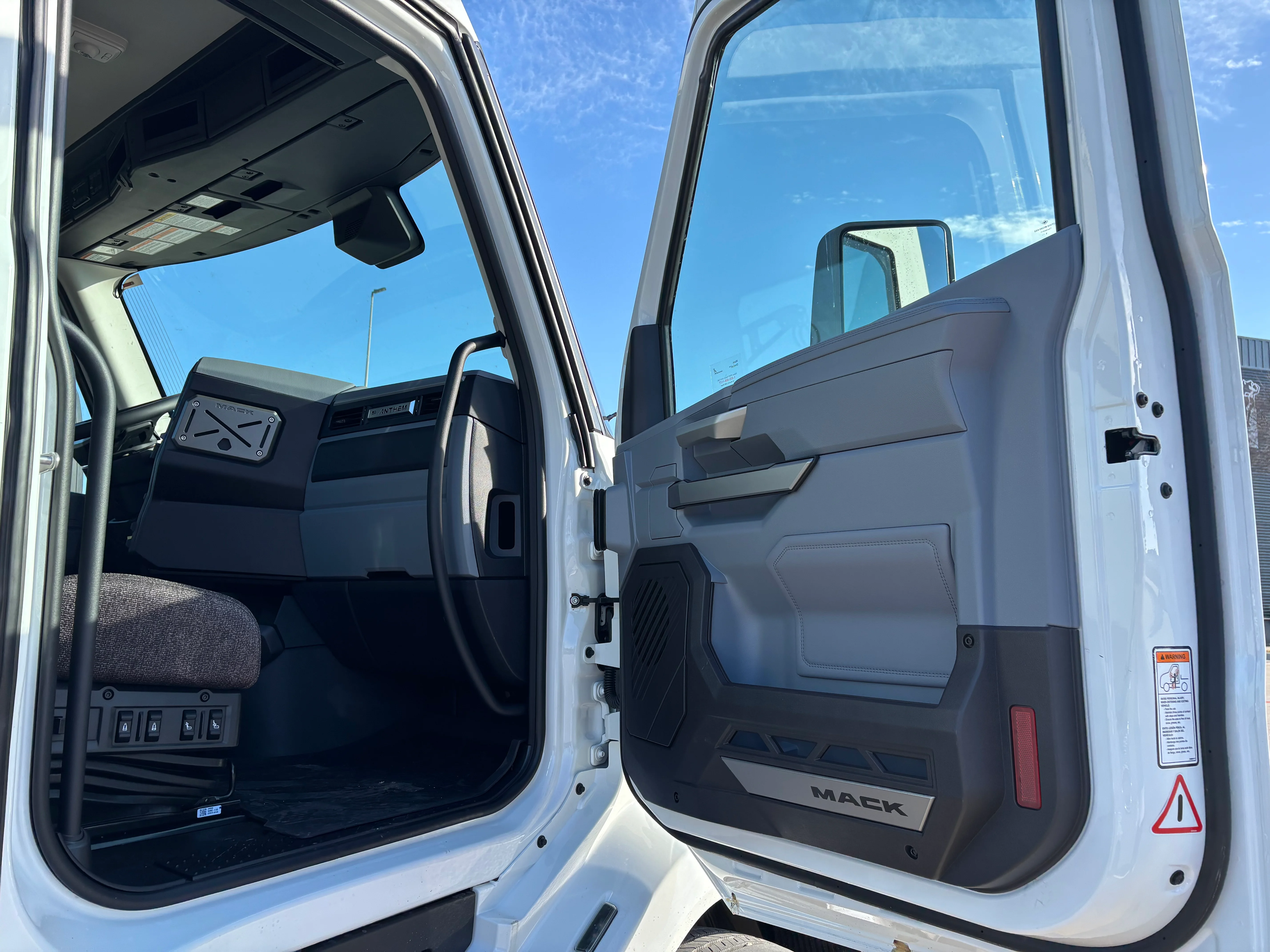 2027 Mack Anthem in TX — photo 12