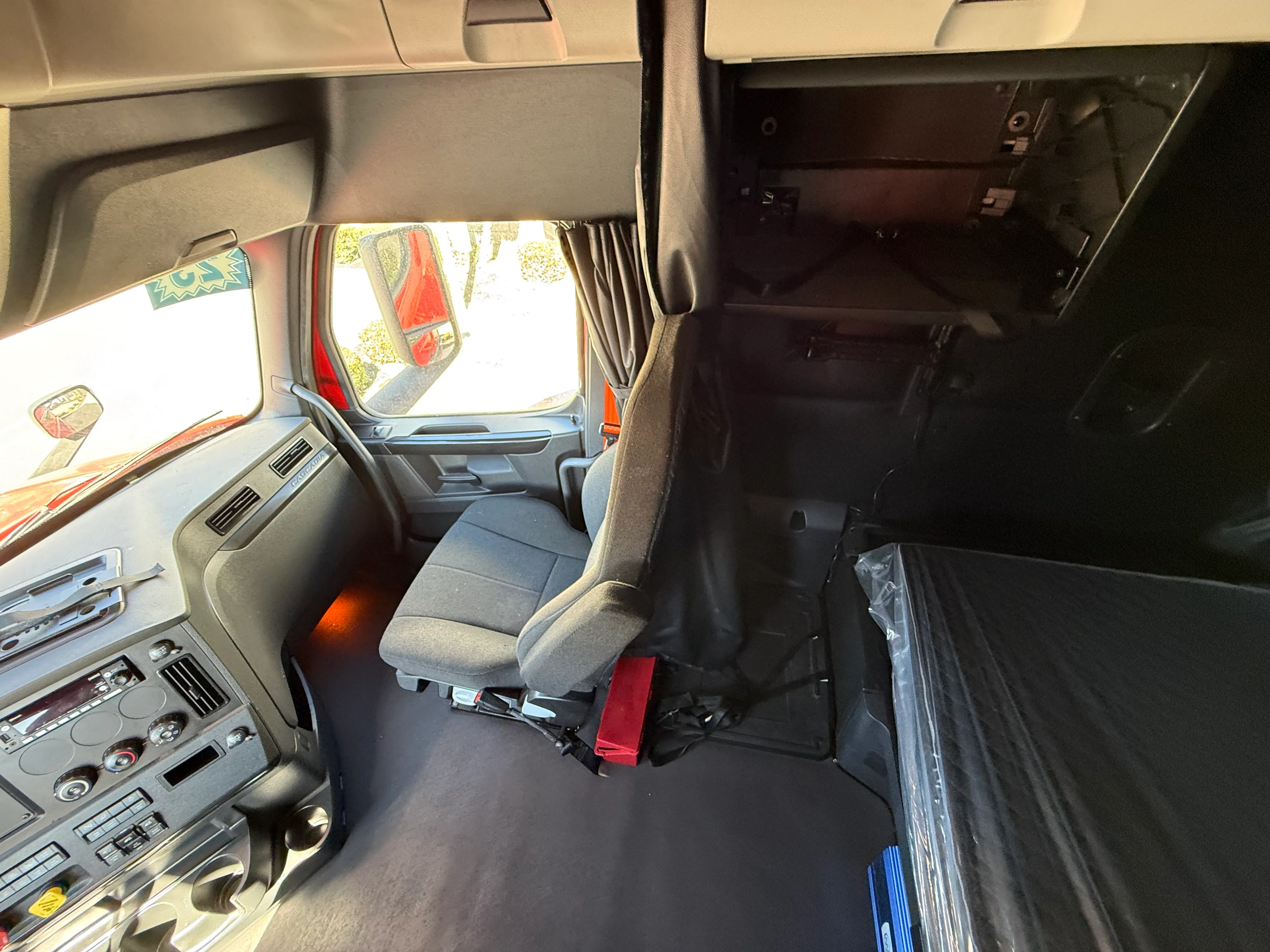 2023 Freightliner Cascadia in Selectrucks Fontana, CA — photo 18