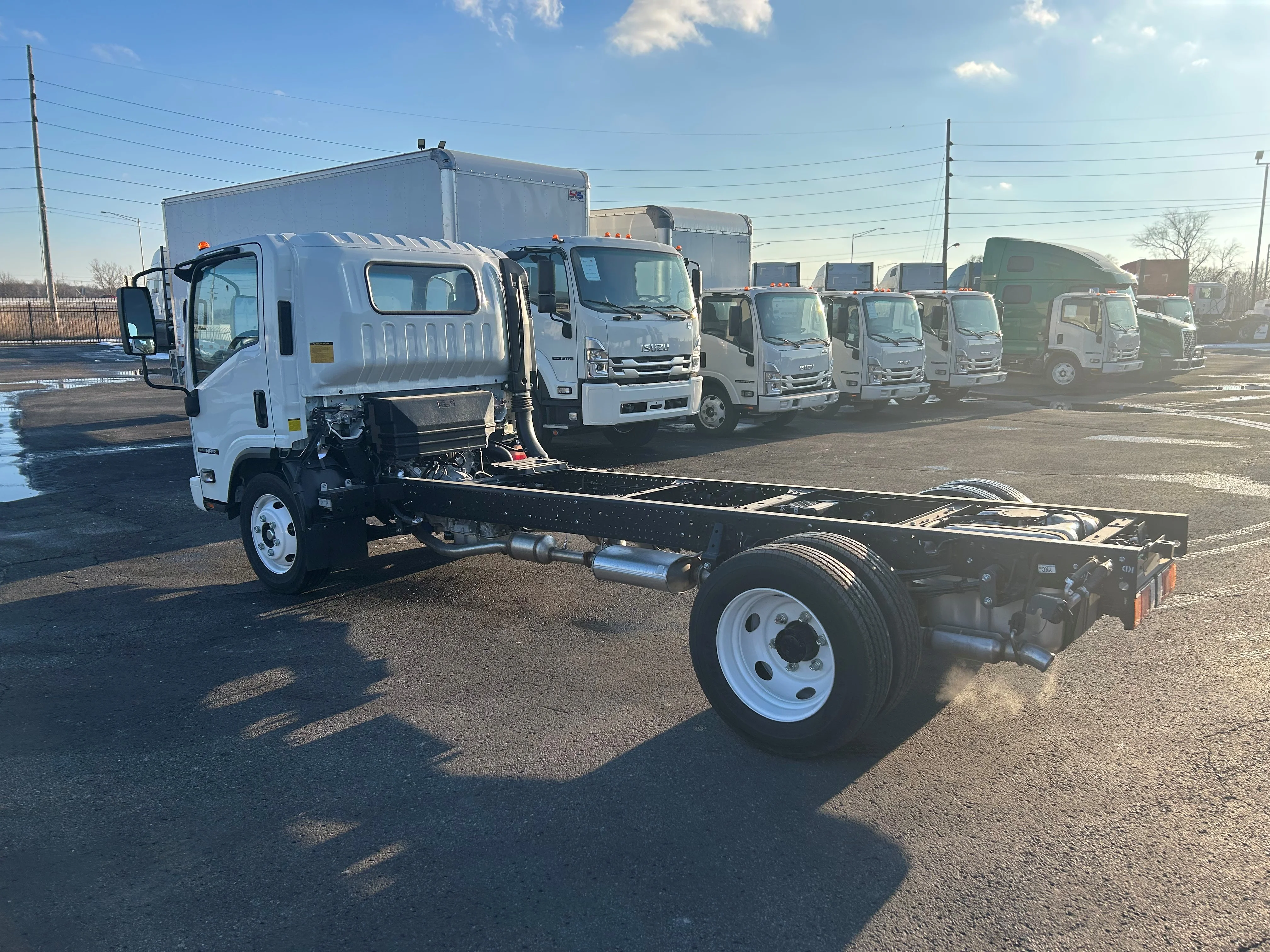 2025 Isuzu NRR in Cahokia, IL — photo 3
