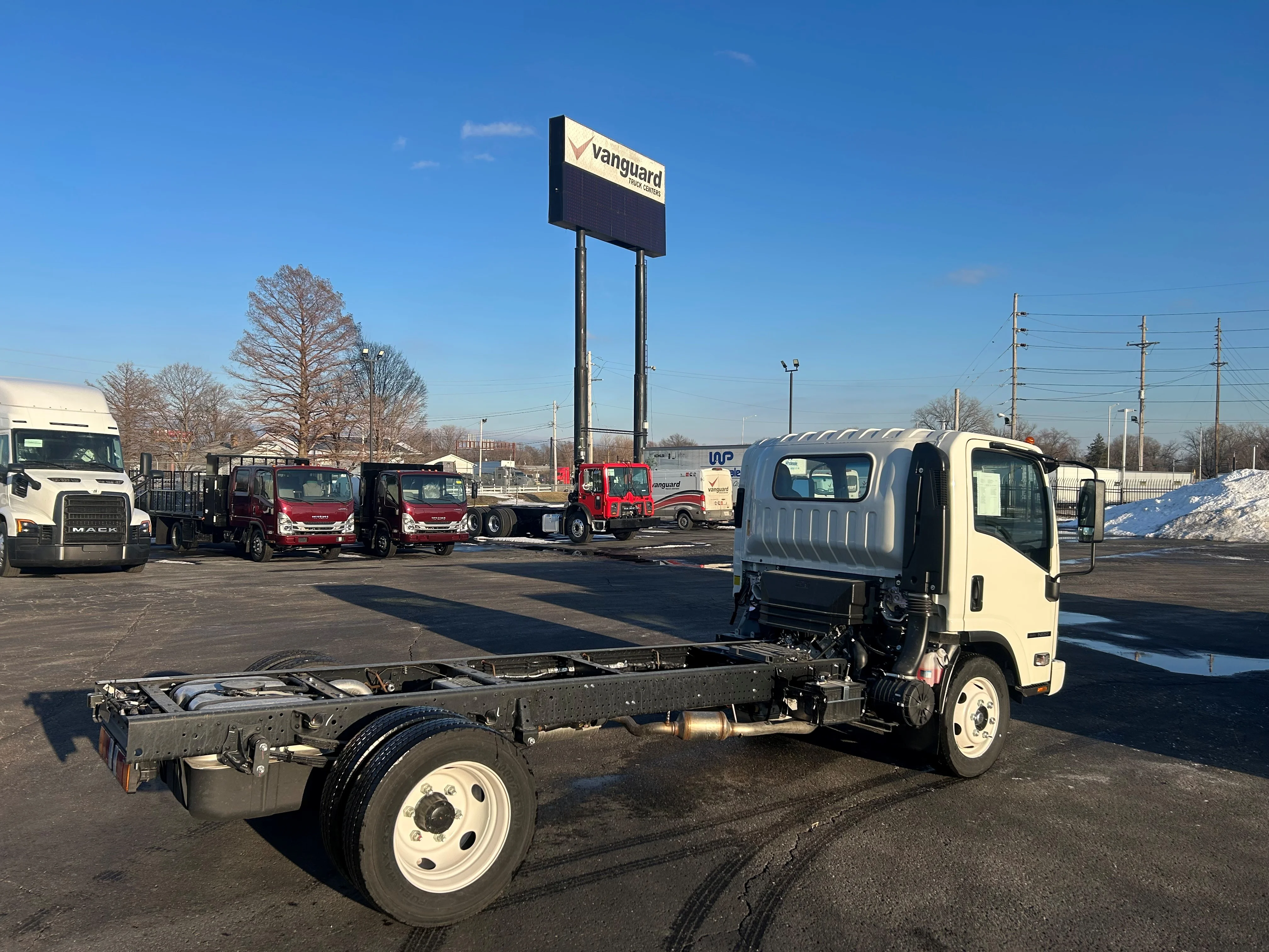 2025 Isuzu NRR in Cahokia, IL — photo 2