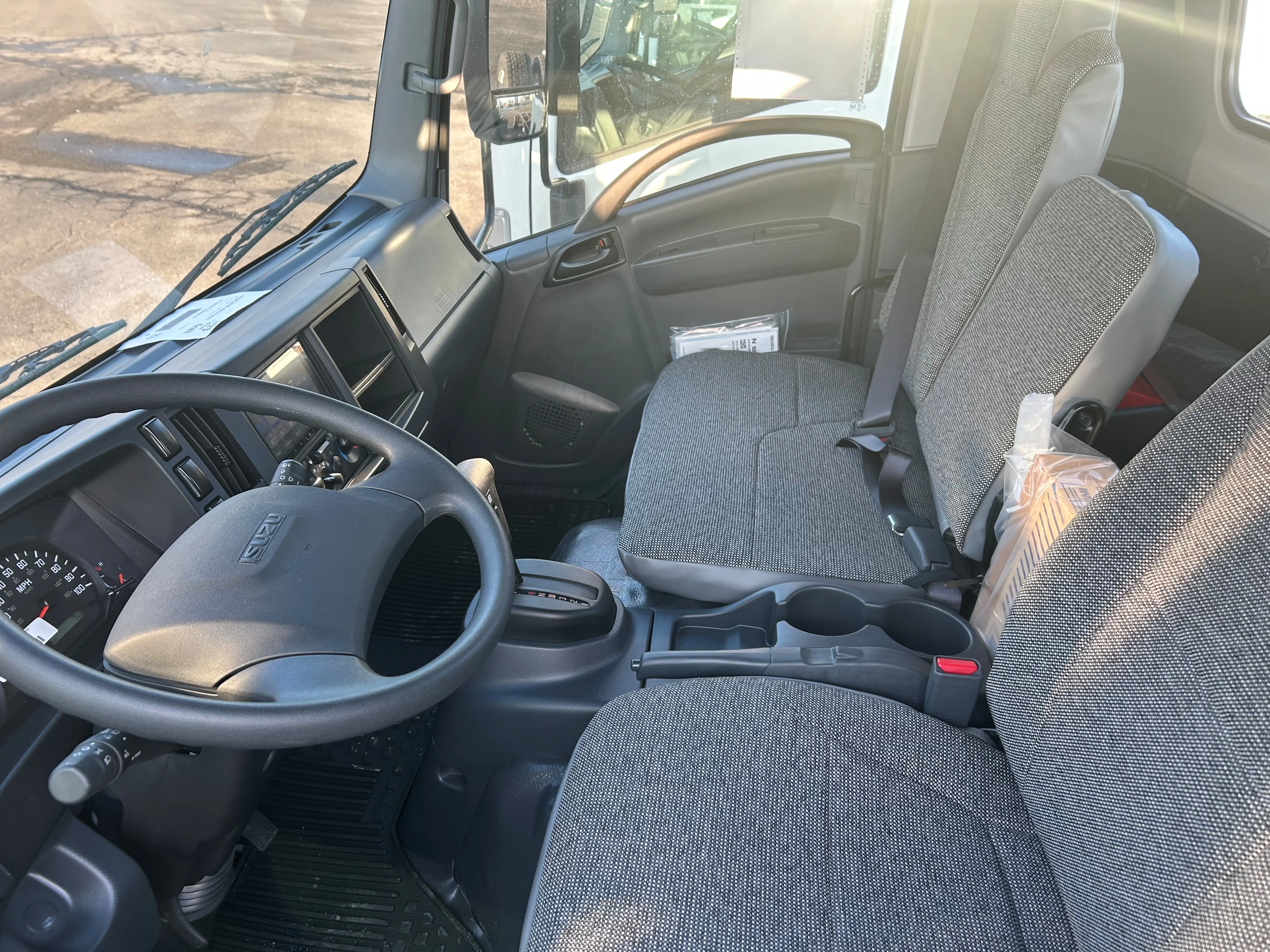 2025 Isuzu NRR in Cahokia, IL — photo 4