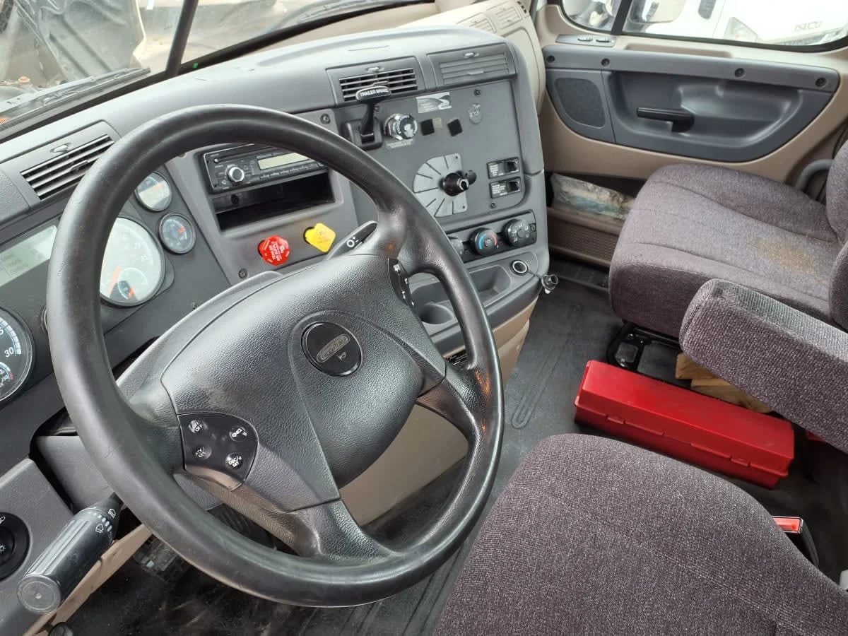 2017 Freightliner Cascadia - image 7