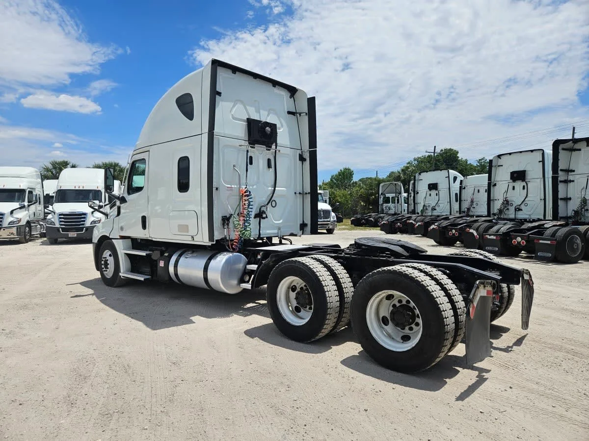 2022 Freightliner Cascadia in Orlando, FL — photo 6