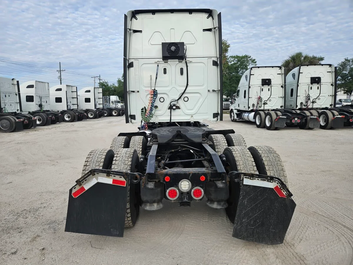 2022 Freightliner Cascadia in Orlando, FL — photo 5