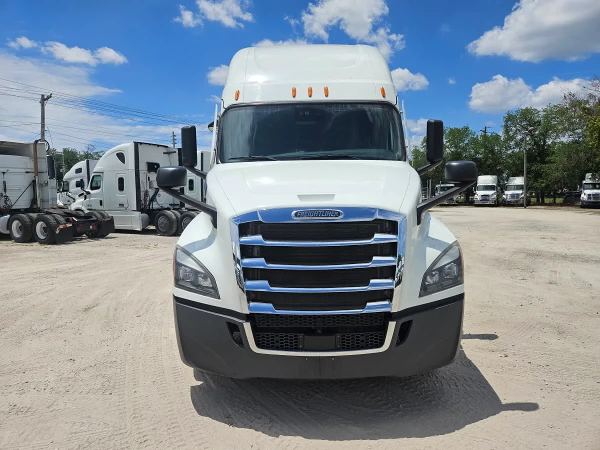 2022 Freightliner Cascadia in Orlando, FL — photo 2