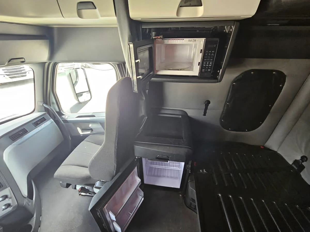 2022 Freightliner Cascadia in Orlando, FL — photo 13