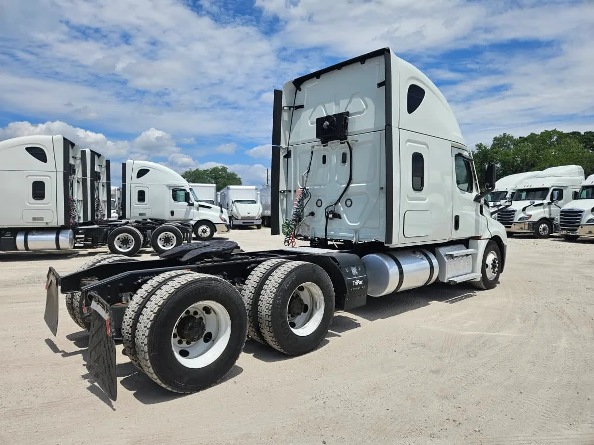 2022 Freightliner Cascadia in Orlando, FL — photo 4
