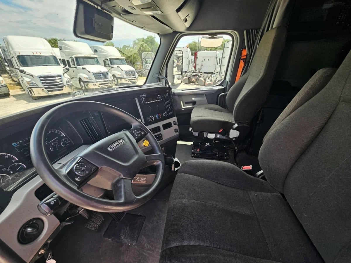 2022 Freightliner Cascadia in Orlando, FL — photo 7