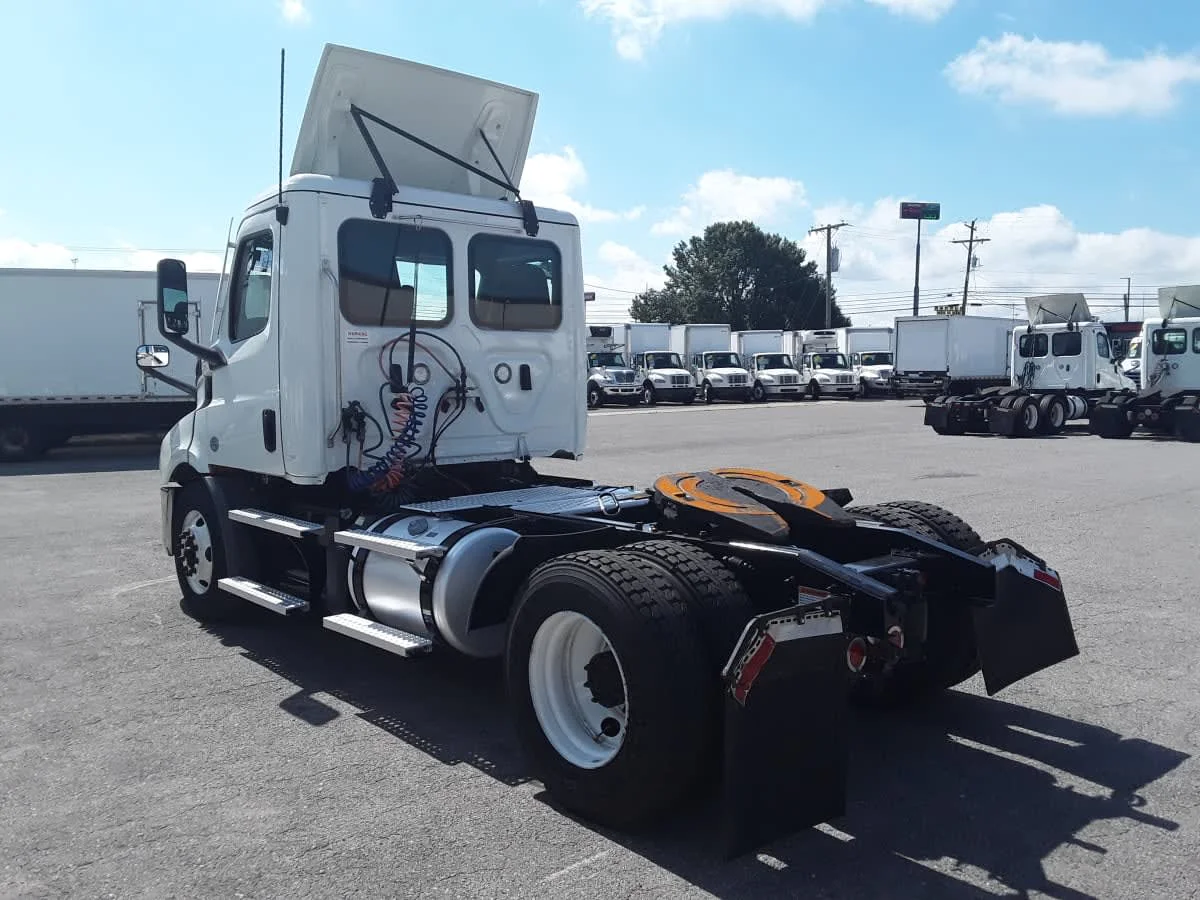 2020 Freightliner Cascadia in La Vergne, TN — photo 6