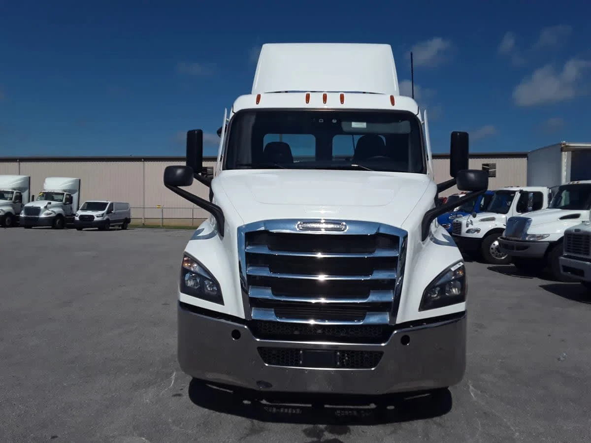 2020 Freightliner Cascadia in La Vergne, TN — photo 2