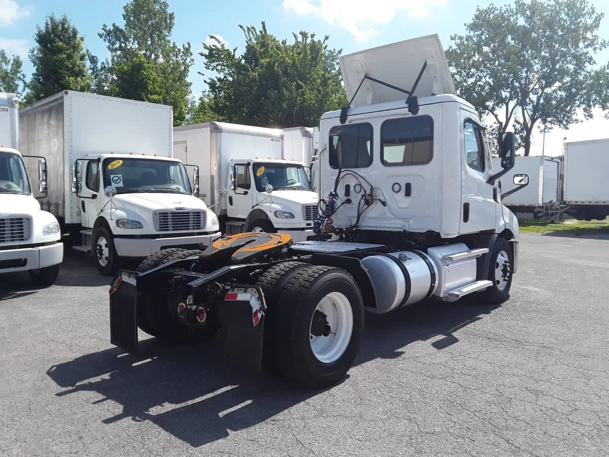 2020 Freightliner Cascadia in La Vergne, TN — photo 4