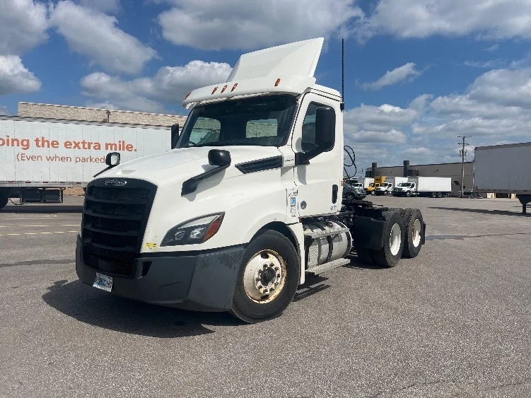 2020 Freightliner Cascadia - image 3