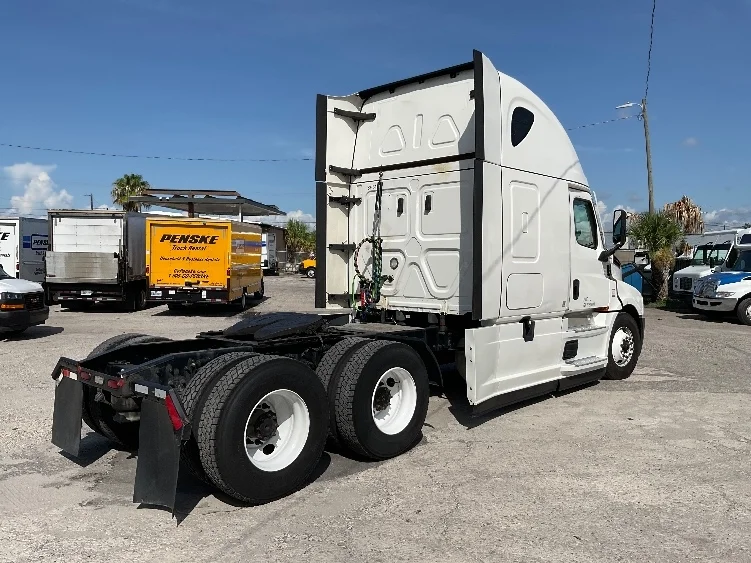 2021 Freightliner Cascadia - image 7