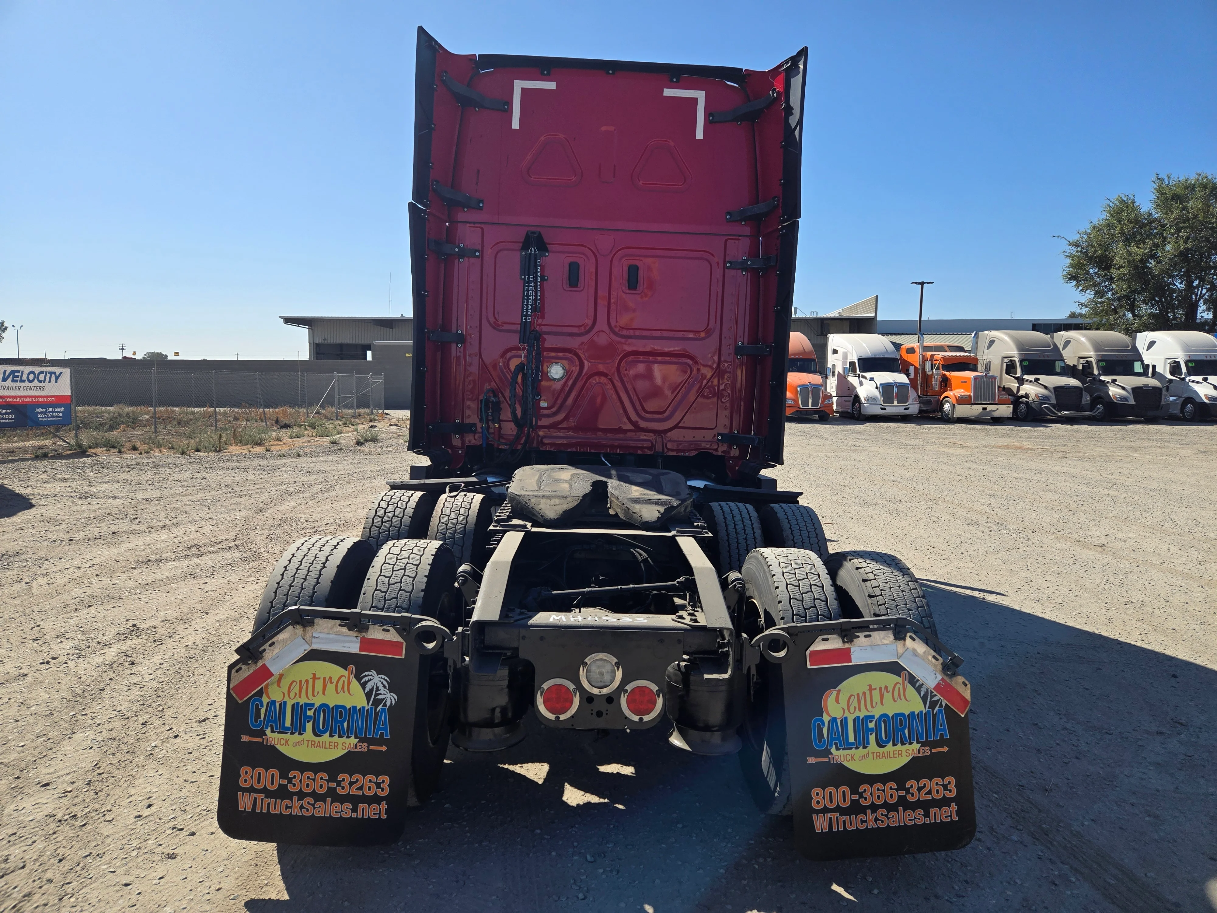 2021 Freightliner Cascadia in Fresno, CA — photo 6