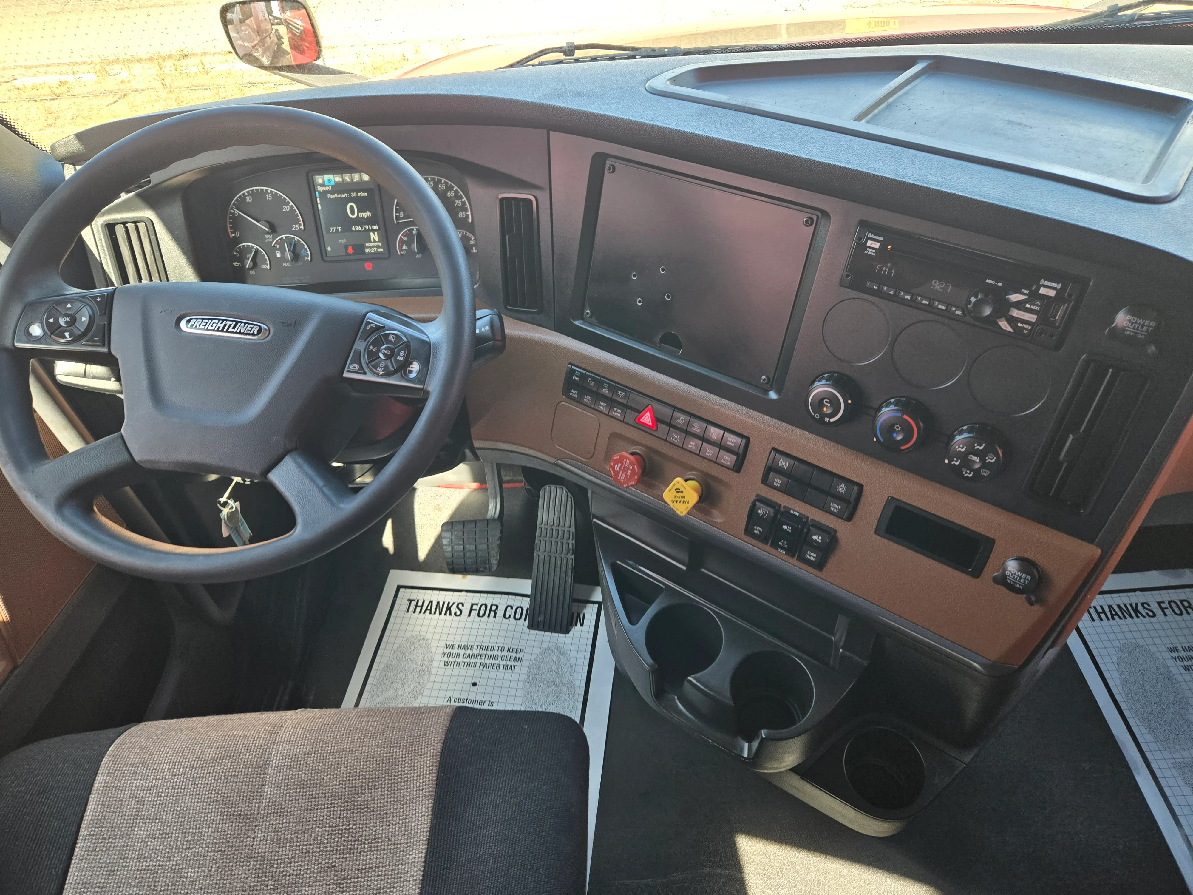 2021 Freightliner Cascadia in Fresno, CA — photo 12