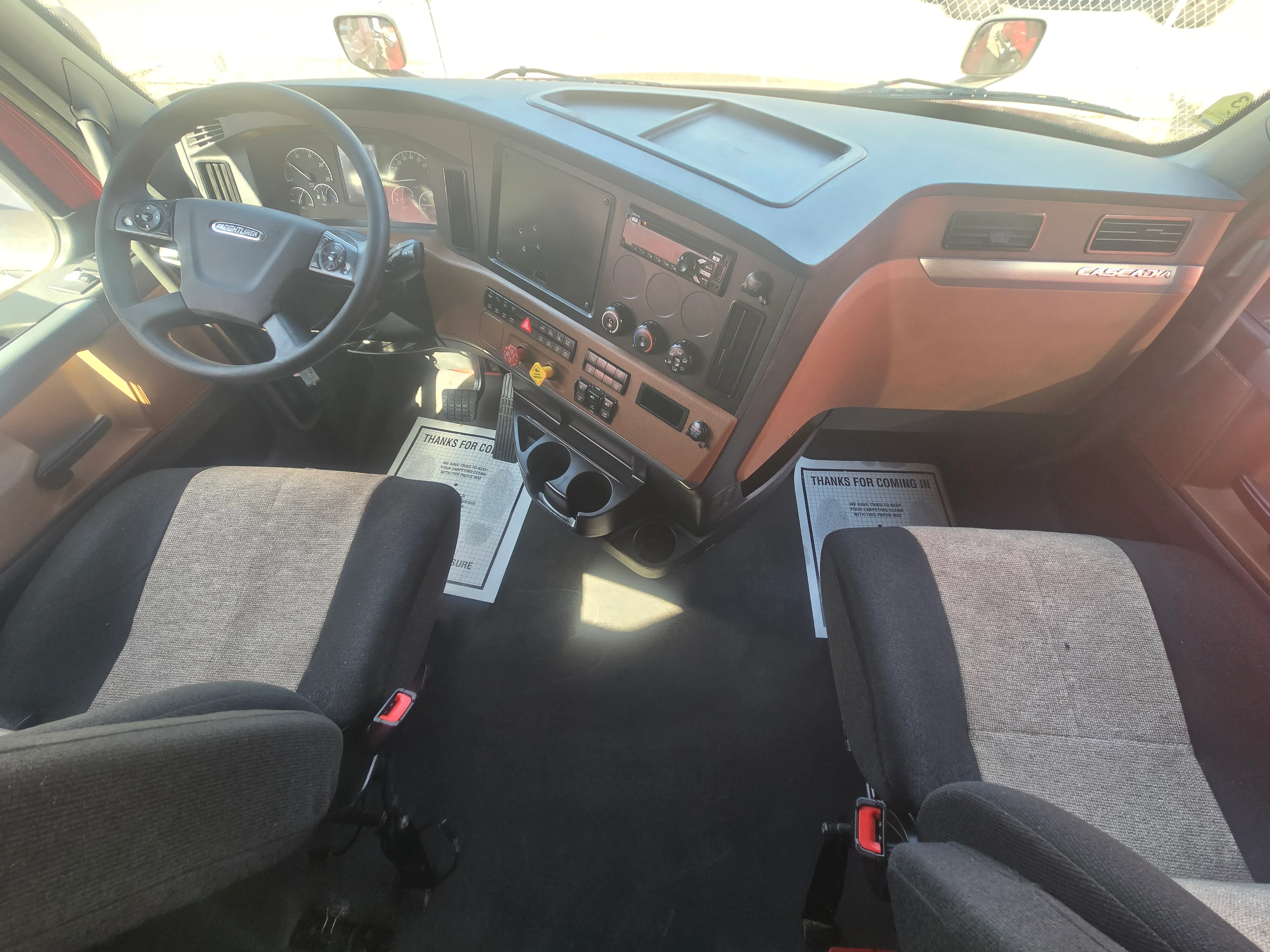 2021 Freightliner Cascadia in Fresno, CA — photo 13
