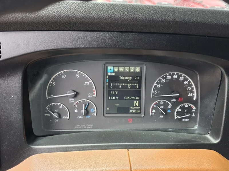 2021 Freightliner Cascadia in Fresno, CA — photo 9