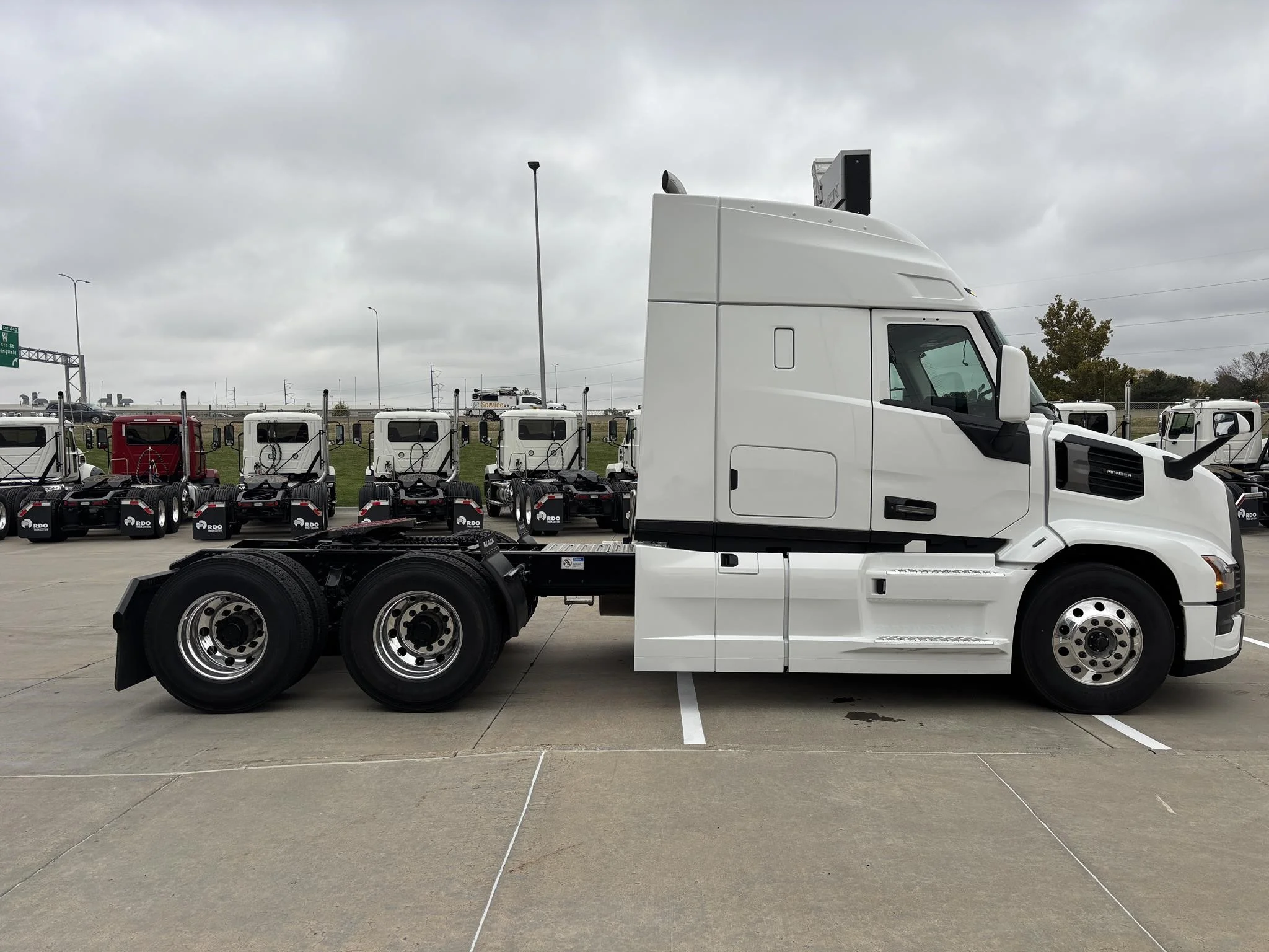 2026 Mack Pioneer — photo 6
