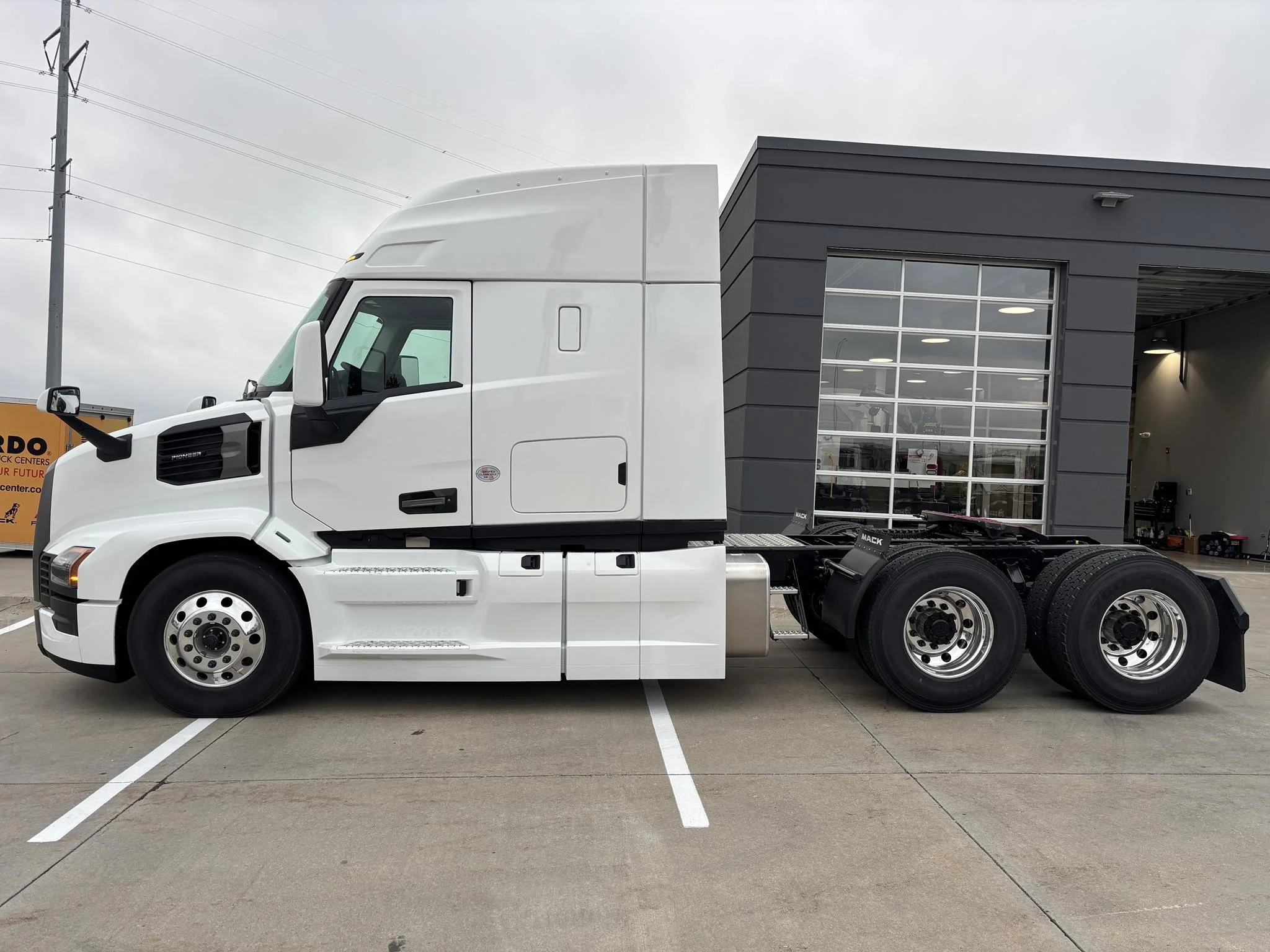 2026 Mack Pioneer — photo 2