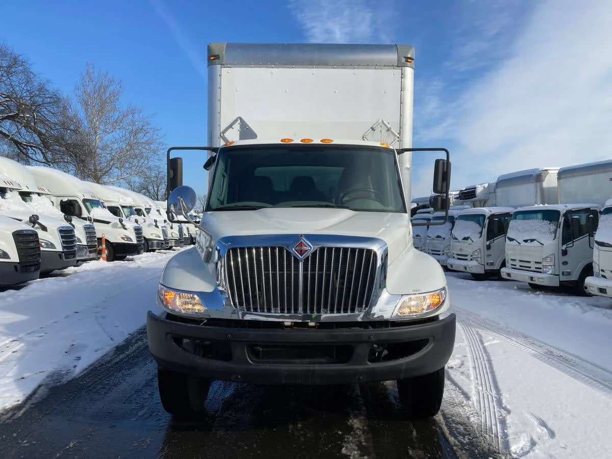 2017 International 4300 - image 2