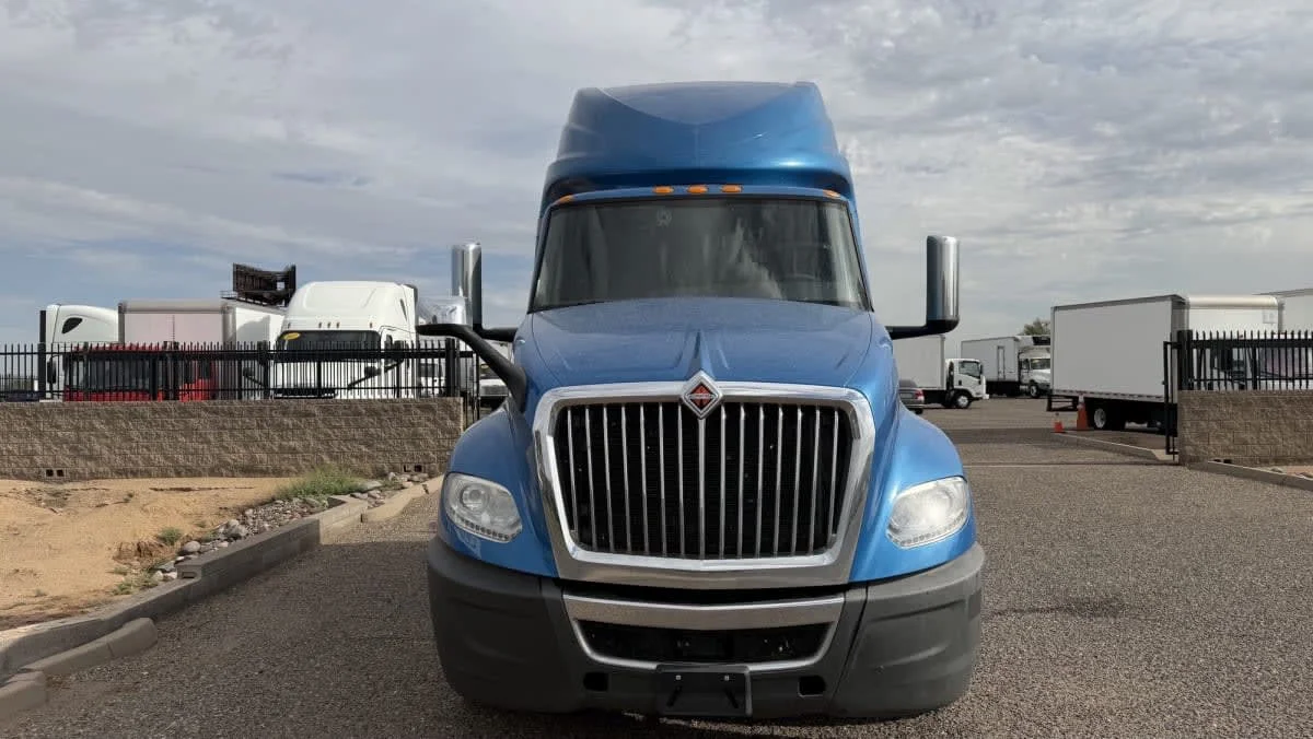 2021 International LT in Phoenix, AZ — photo 2
