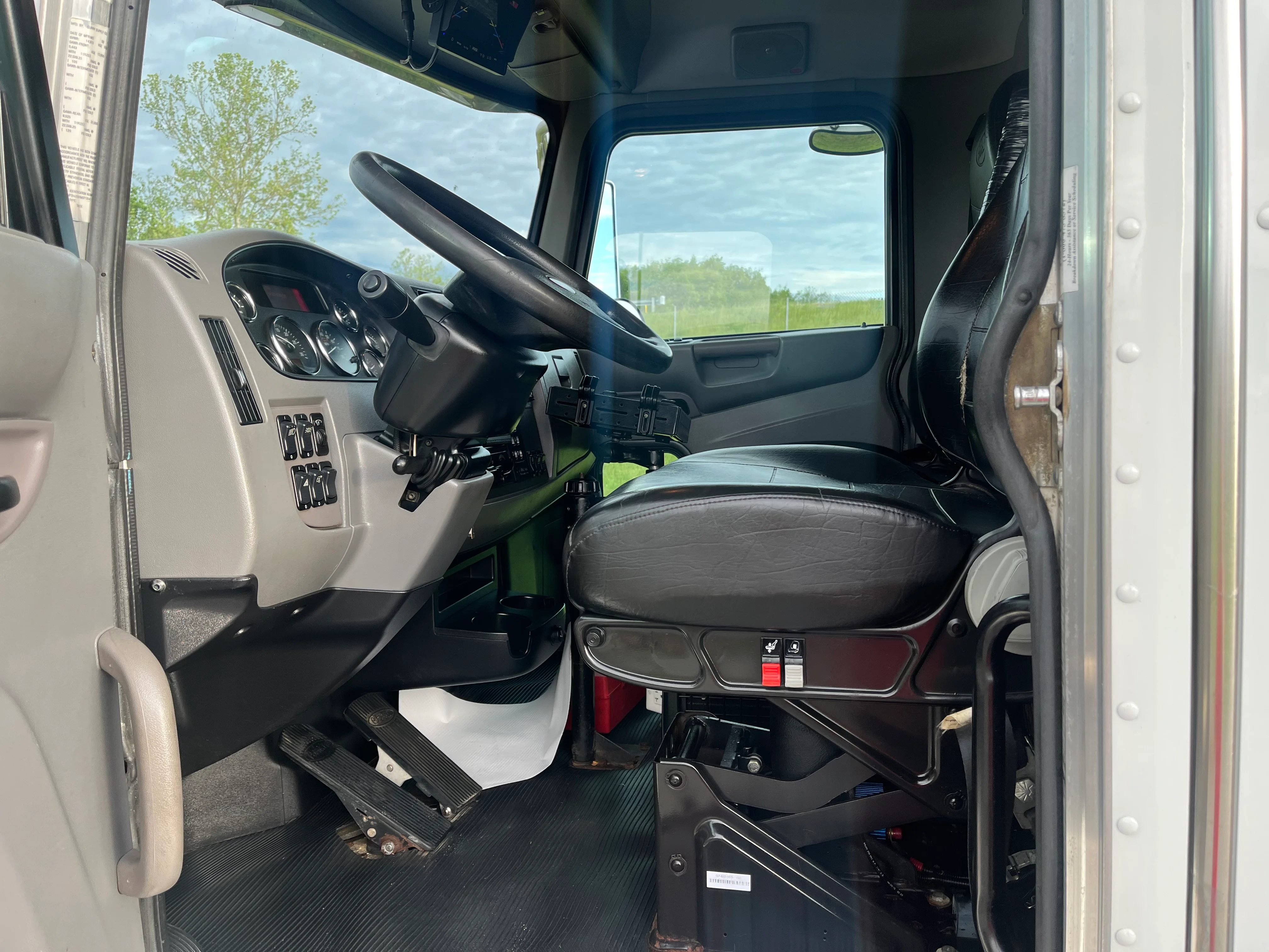 2017 Peterbilt 337 in Uniontown, PA — photo 17