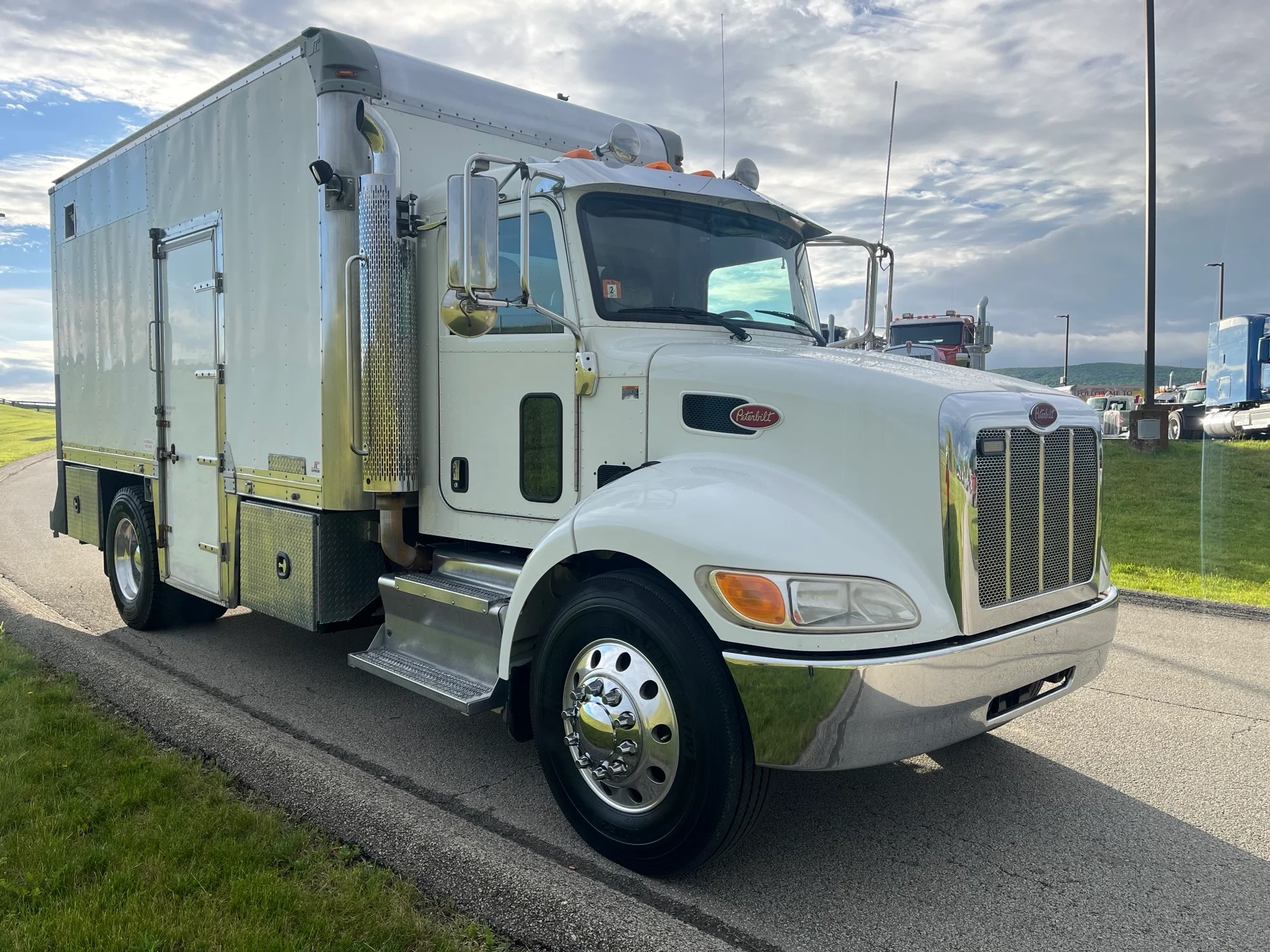 2017 Peterbilt 337 in Uniontown, PA — photo 5