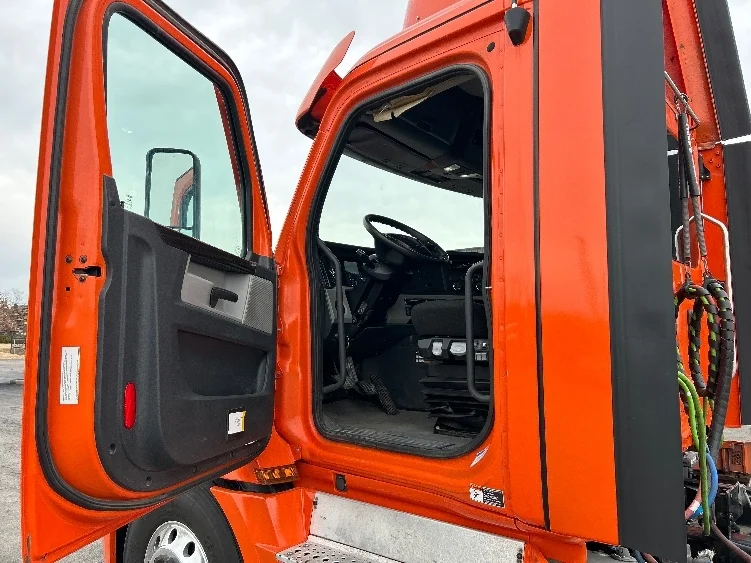 2020 Freightliner Cascadia - image 9