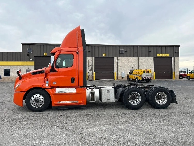 2020 Freightliner Cascadia - image 4