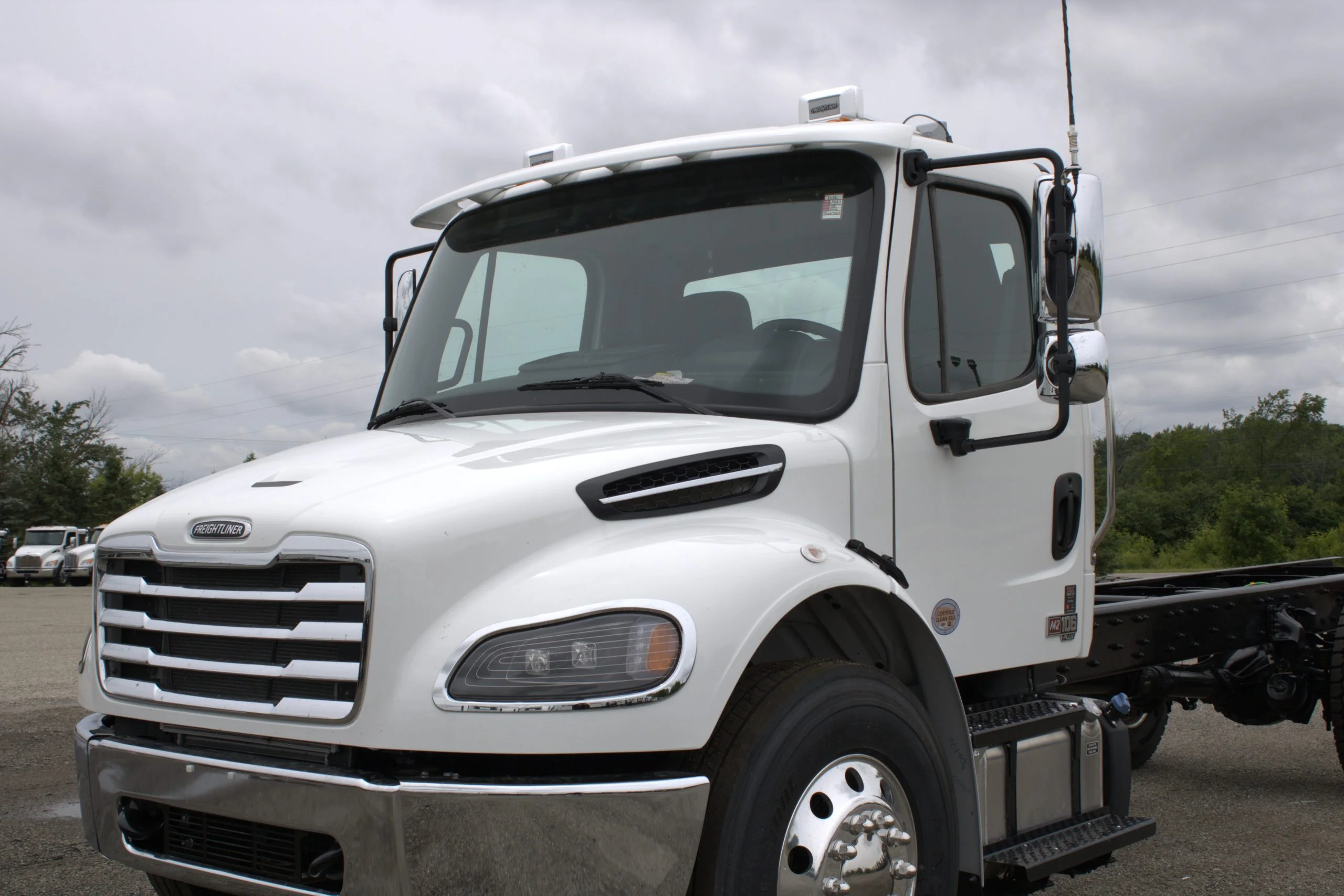 2027 Freightliner eM2 — photo 2