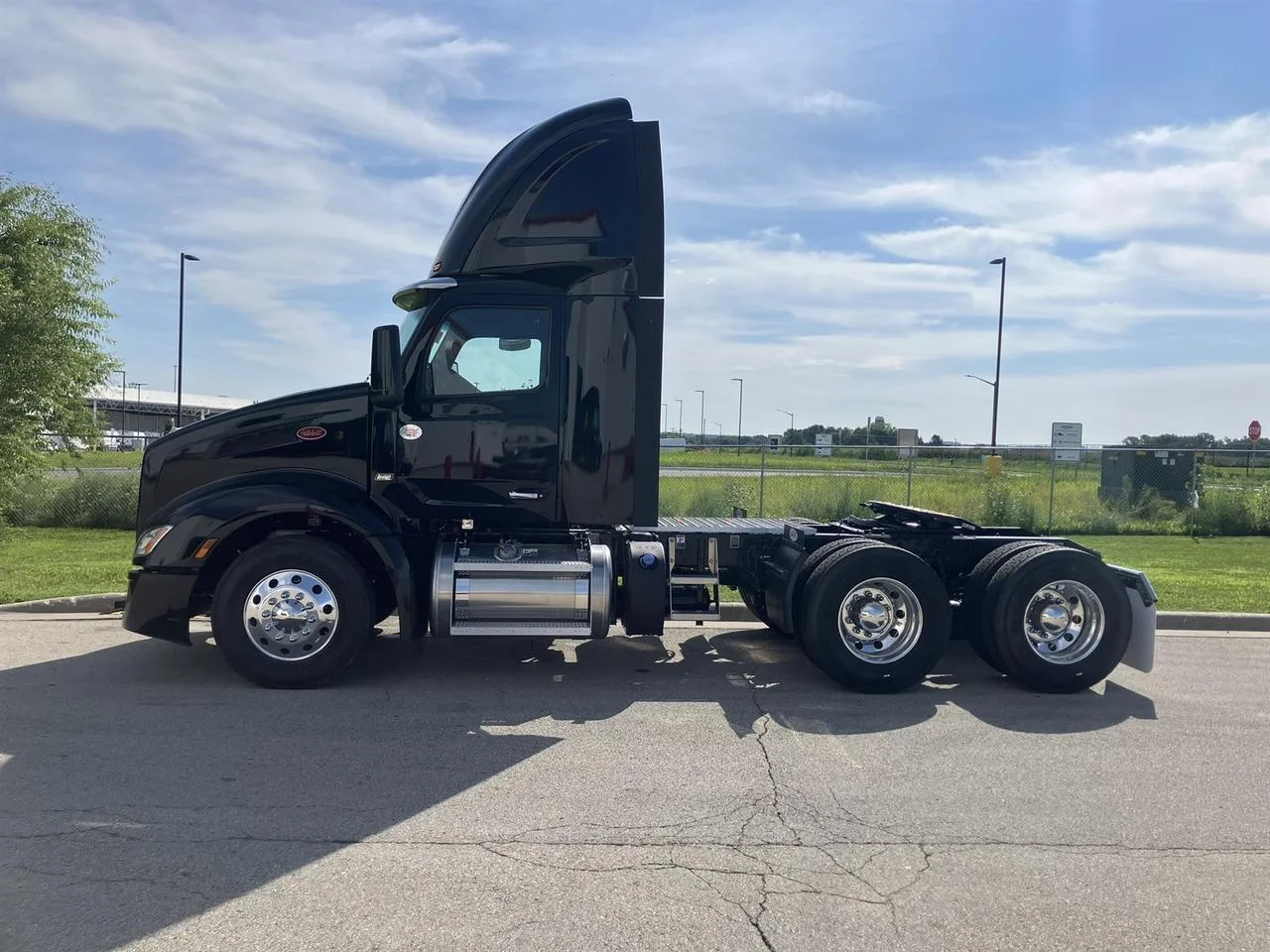 2027 Peterbilt 579 in Rochester, MN — photo 2