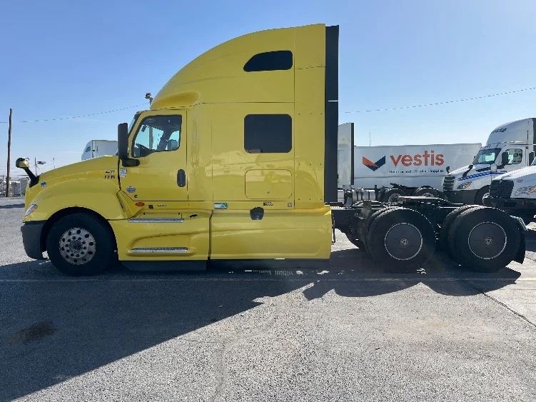 2022 International LT - image 4