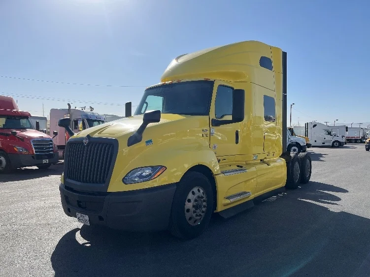 2022 International LT - image 3