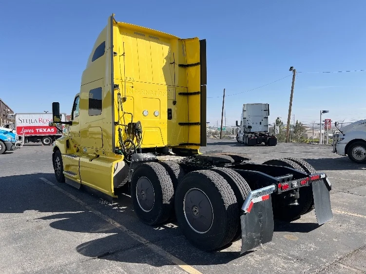 2022 International LT - image 5