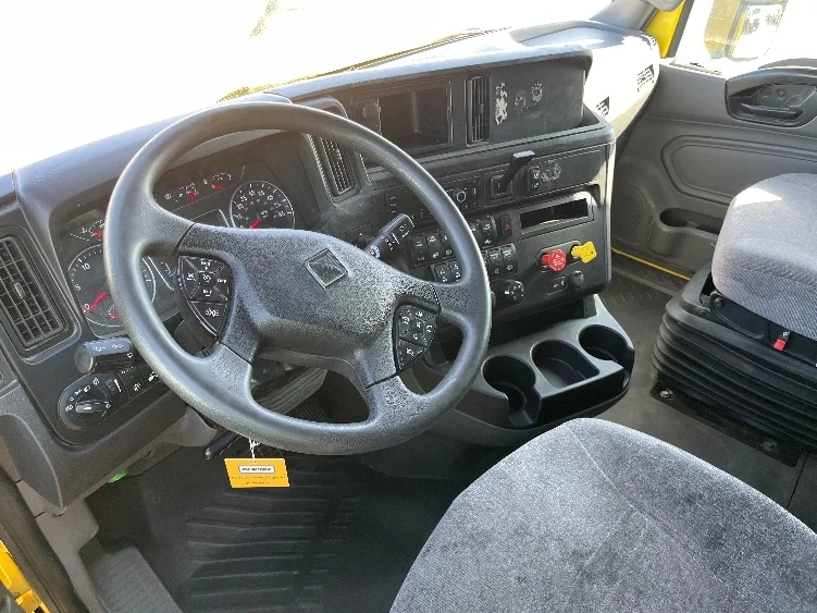 2022 International LT - image 10