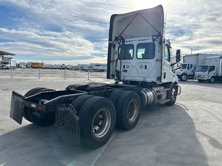 2021 Freightliner Cascadia in Aurora, CO — photo 7