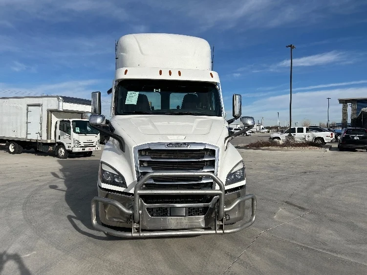 2021 Freightliner Cascadia in Aurora, CO — photo 2