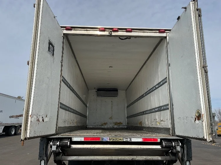 2018 International 4300 - image 8