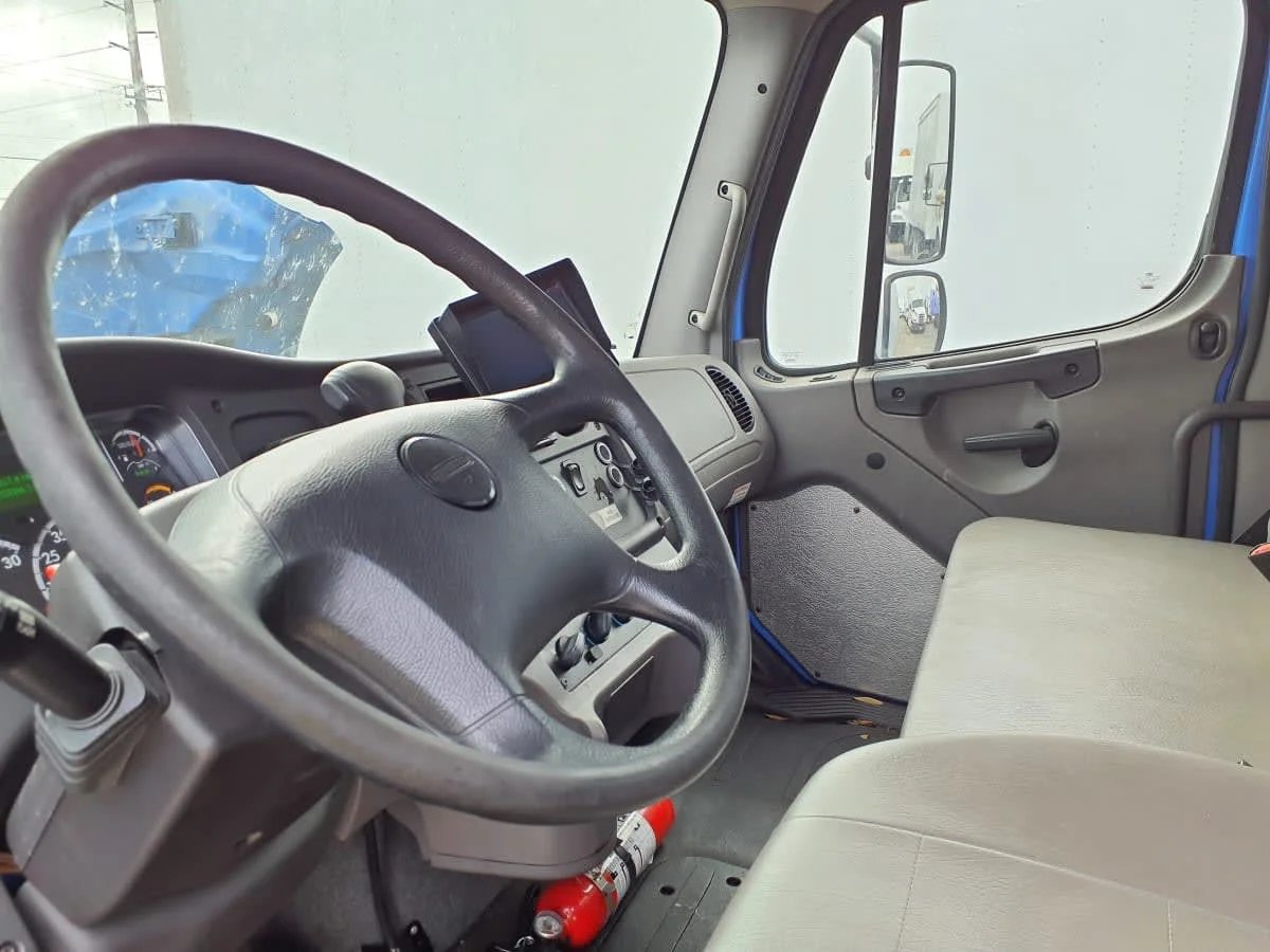 2019 Freightliner M2 106 in Miami, FL — photo 7