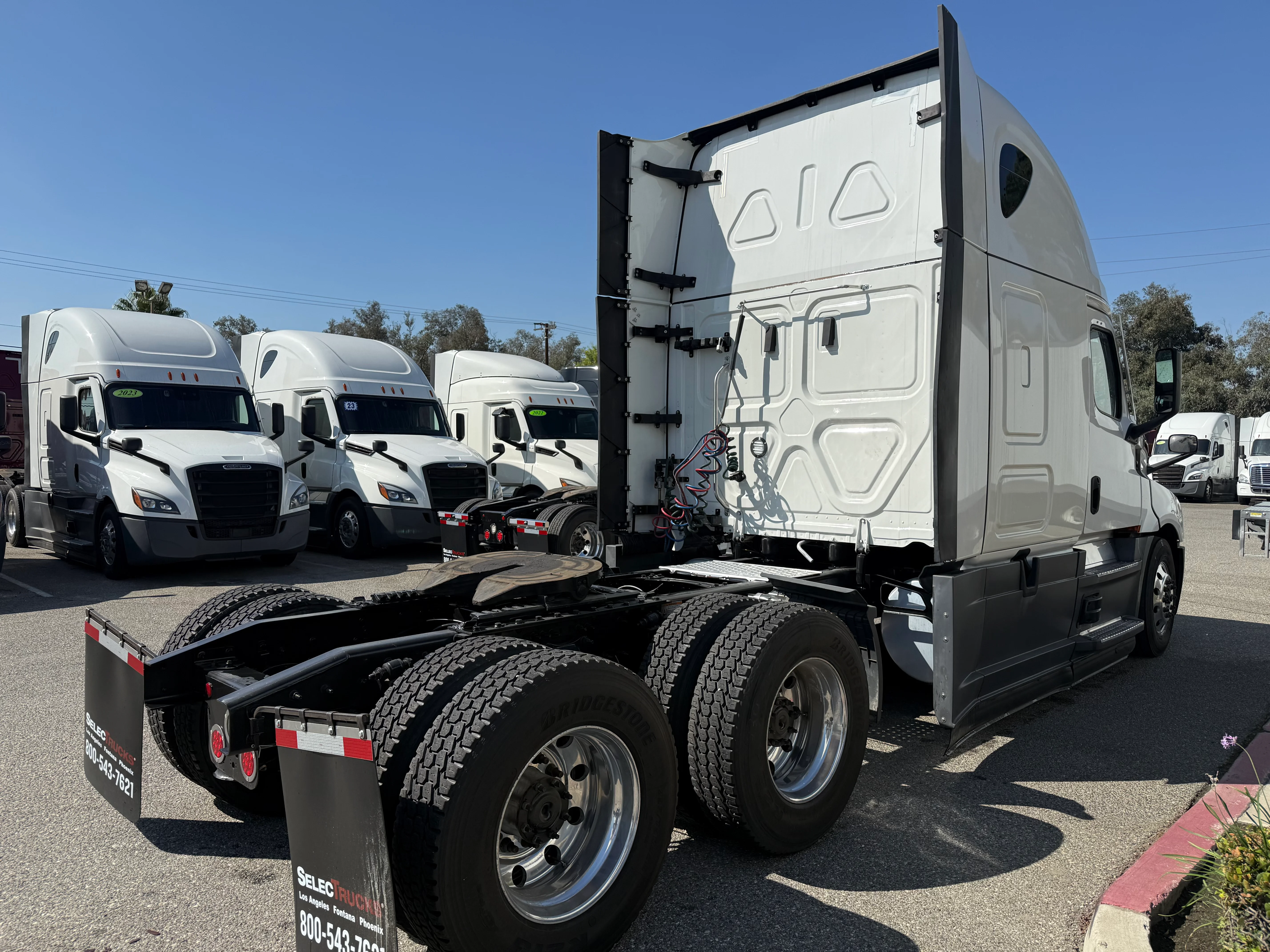 2023 Freightliner Cascadia in Fontana, CA — photo 7