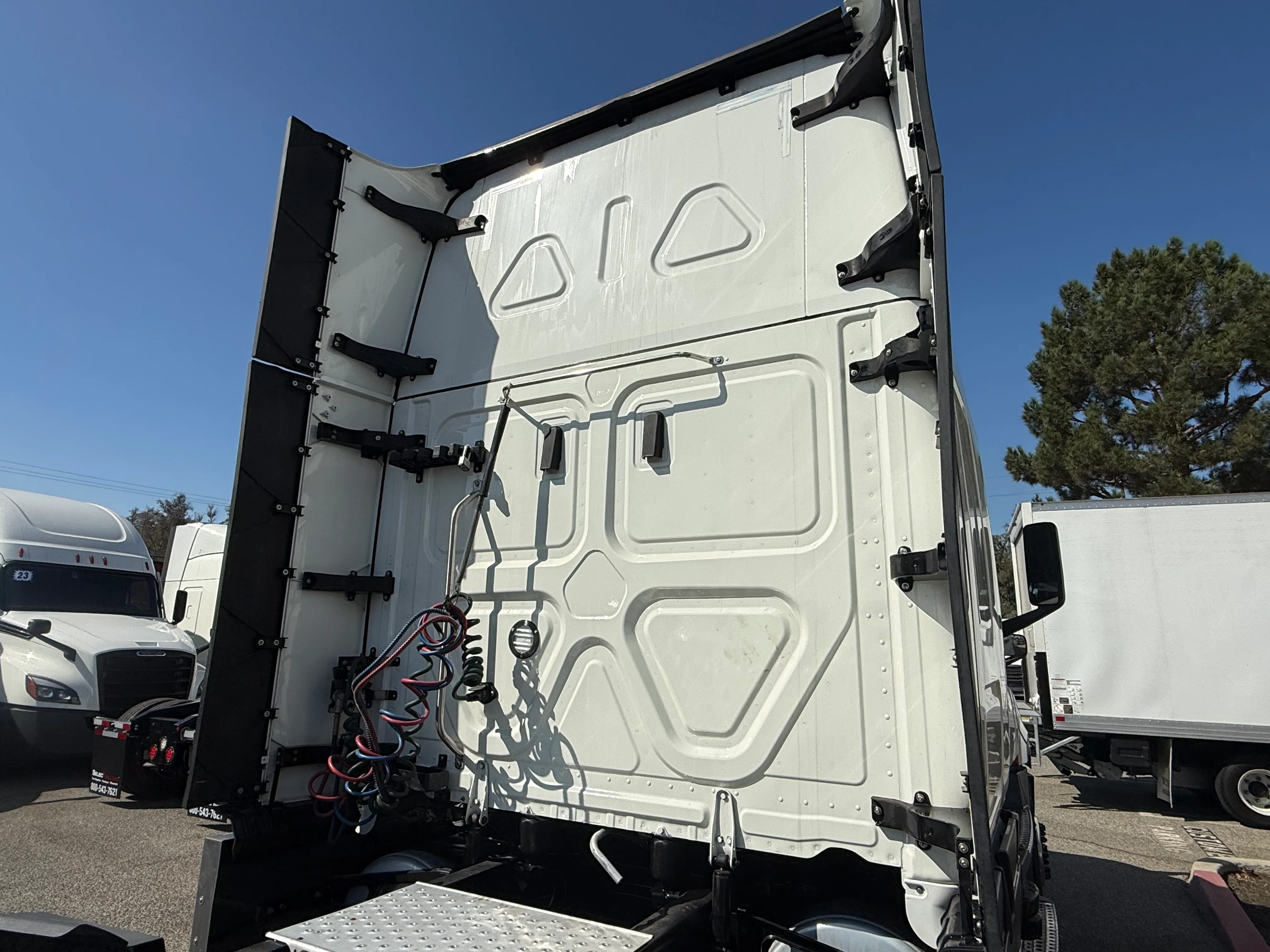 2023 Freightliner Cascadia in Fontana, CA — photo 8
