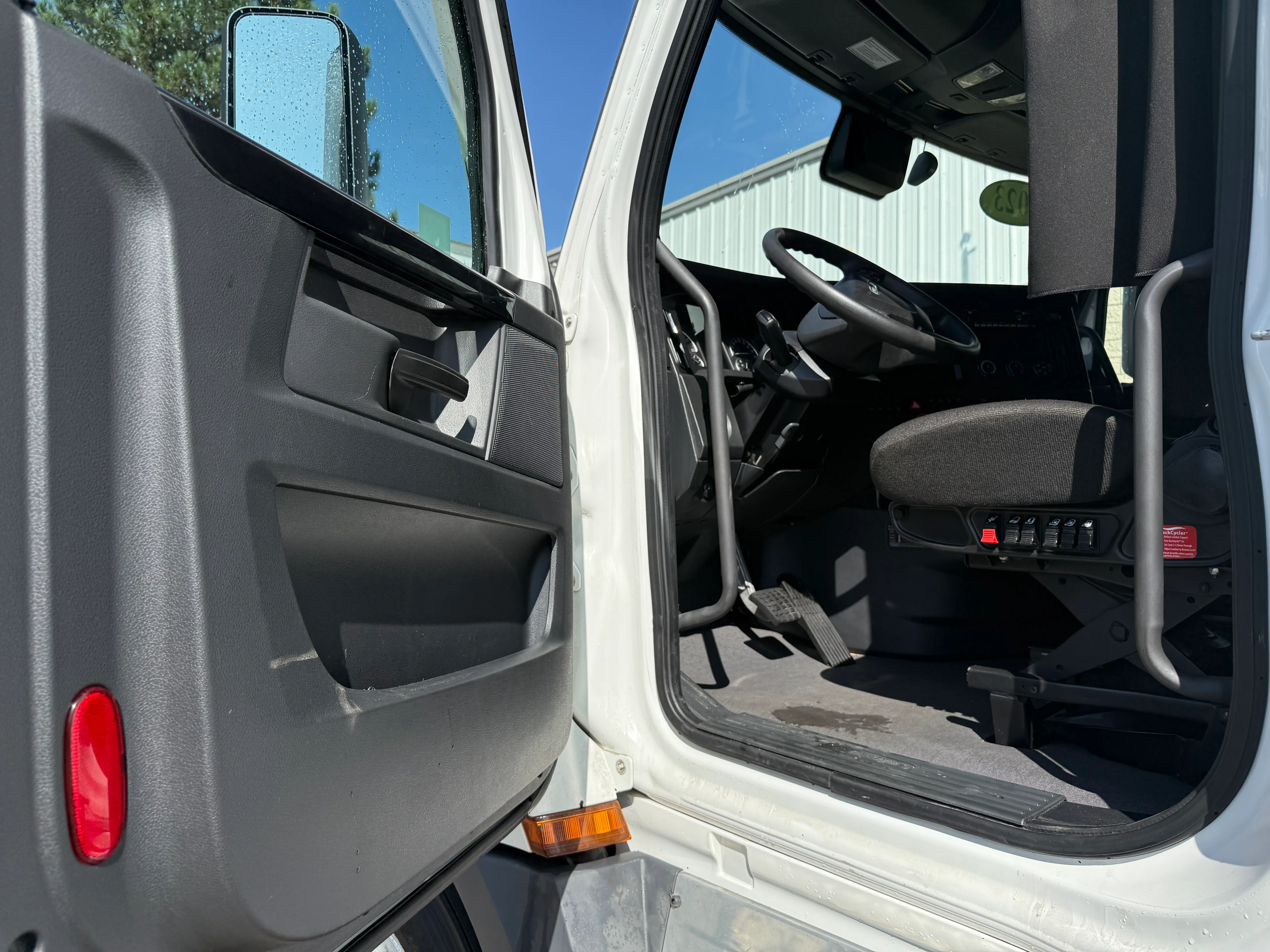 2023 Freightliner Cascadia in Fontana, CA — photo 20