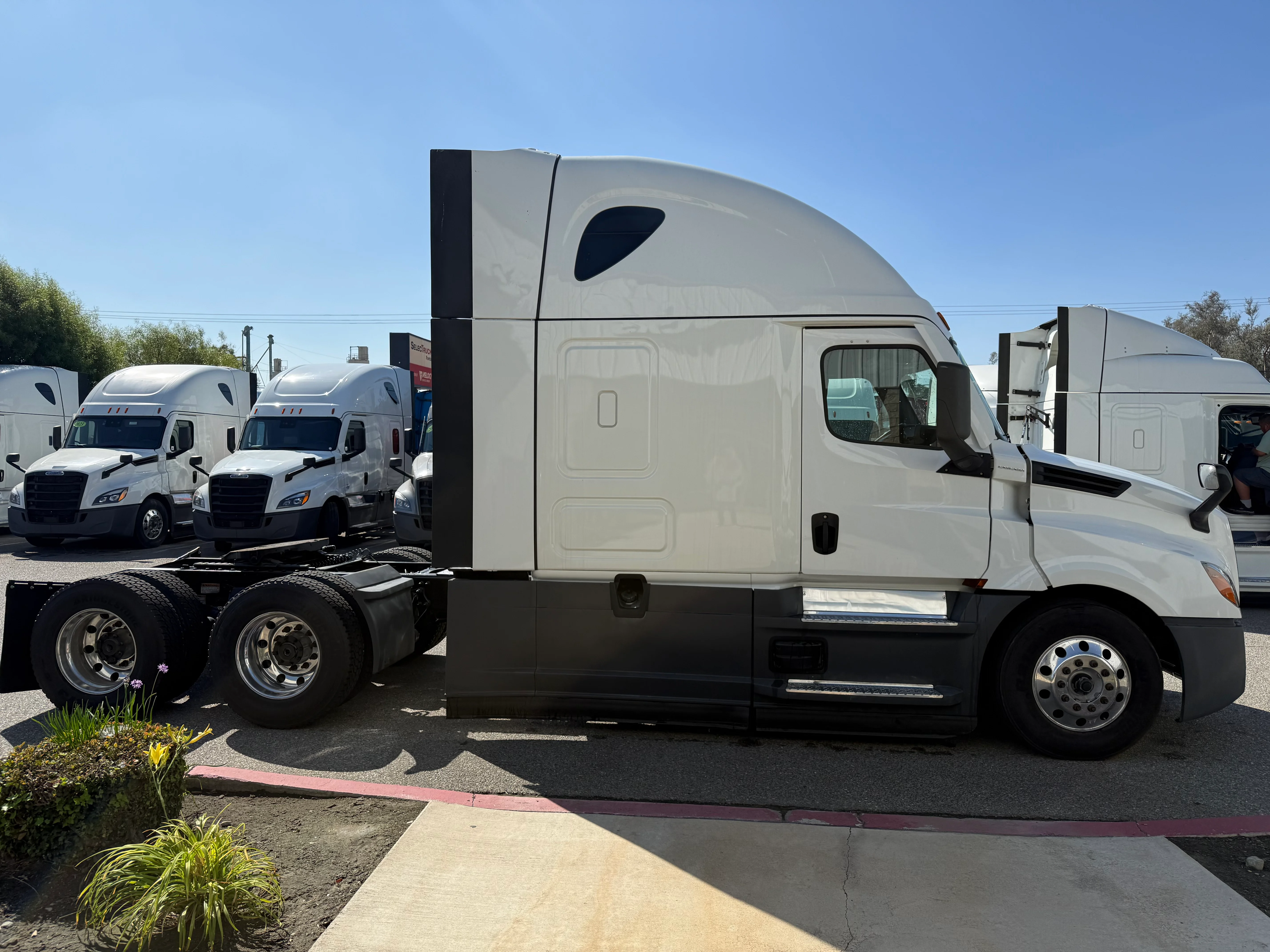 2023 Freightliner Cascadia in Fontana, CA — photo 9