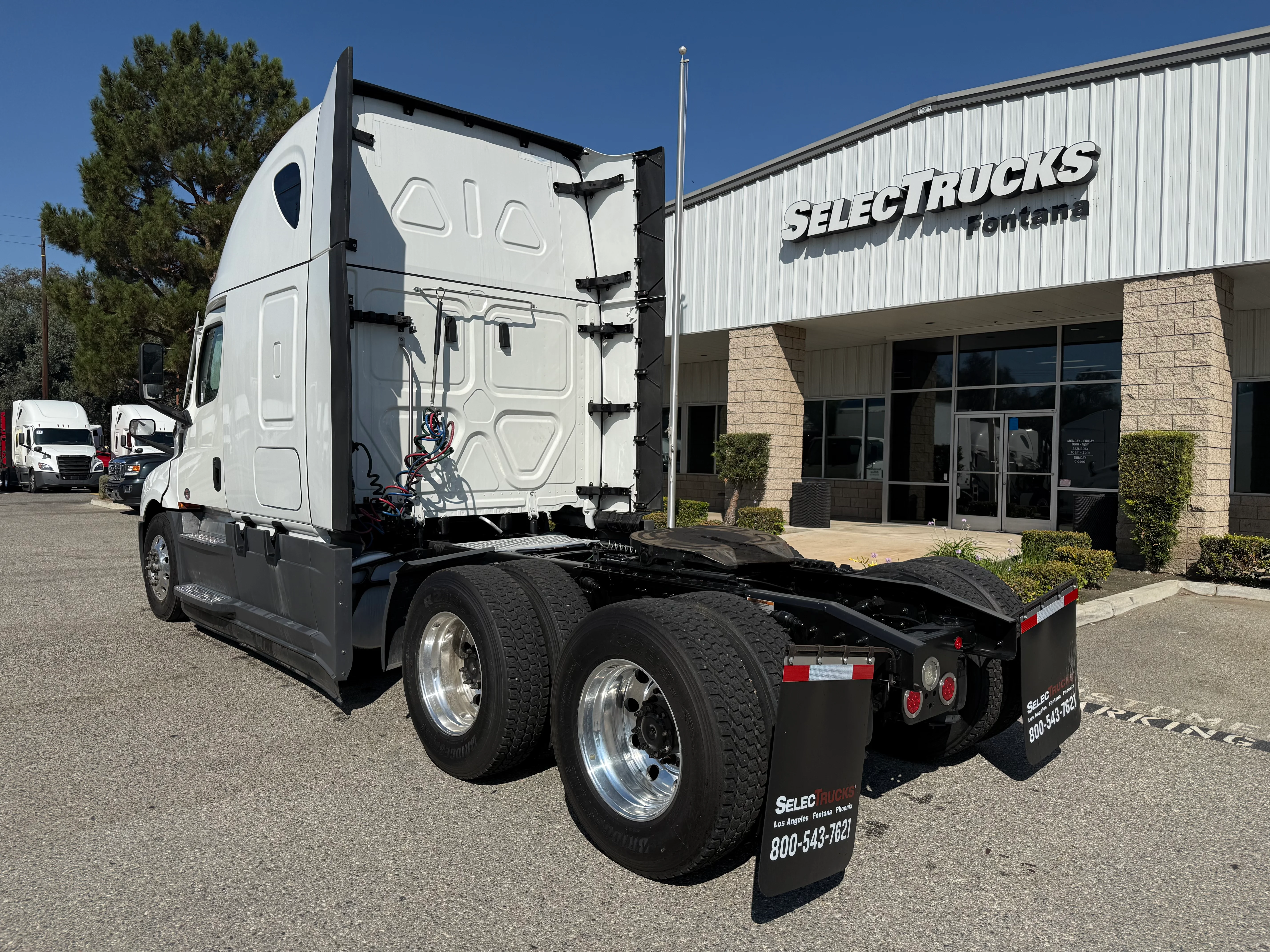 2023 Freightliner Cascadia in Fontana, CA — photo 4
