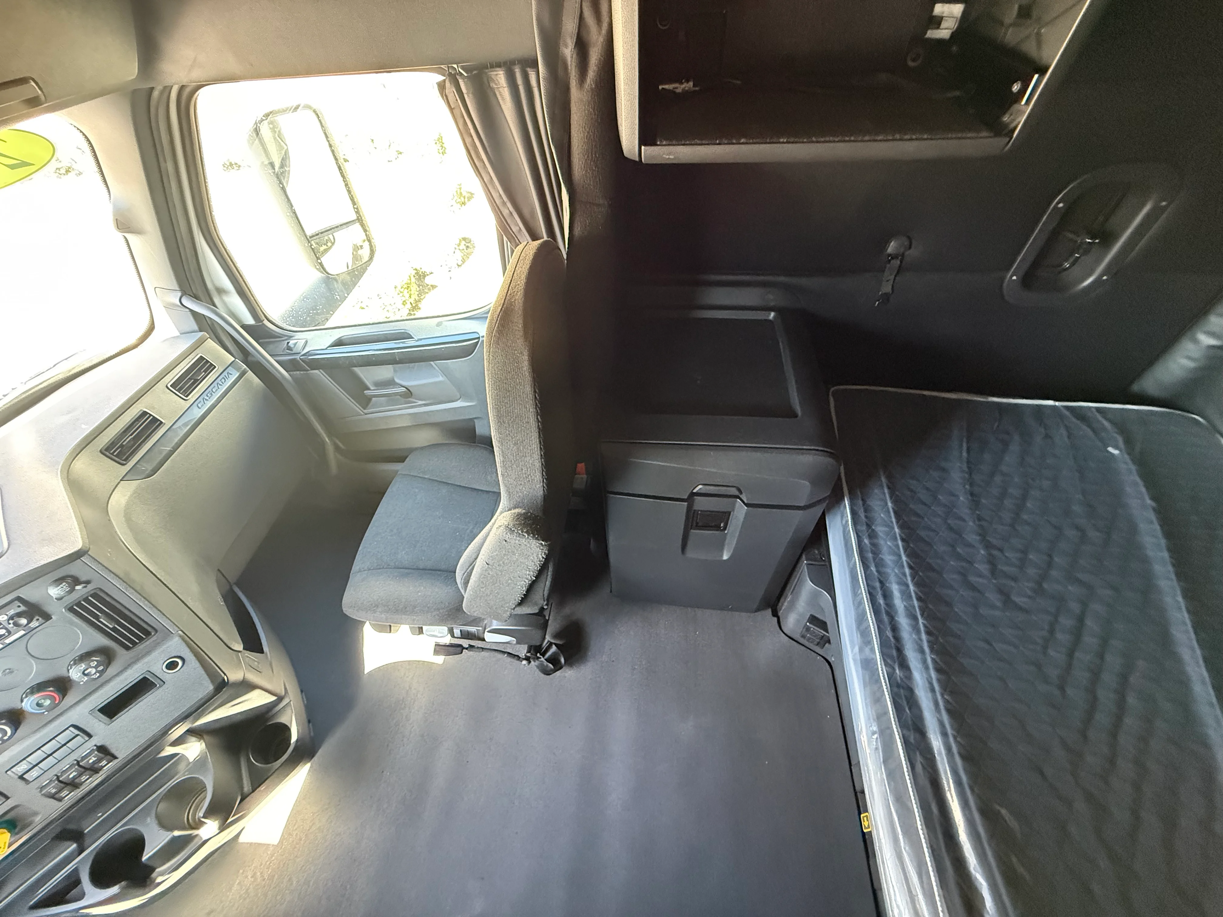 2023 Freightliner Cascadia in Fontana, CA — photo 19