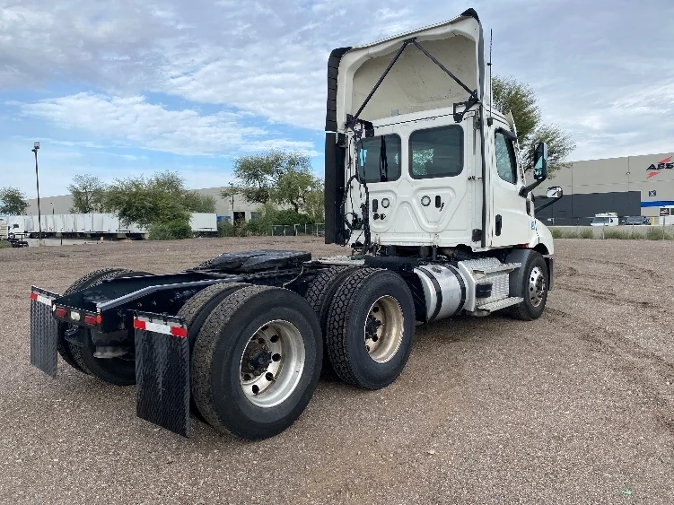 2021 Freightliner Cascadia in Phoenix, AZ — photo 7
